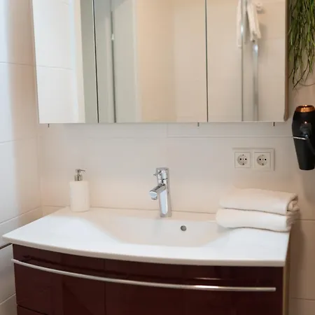 Oasis Woerthersee Neu & Zentral 克鲁彭多夫